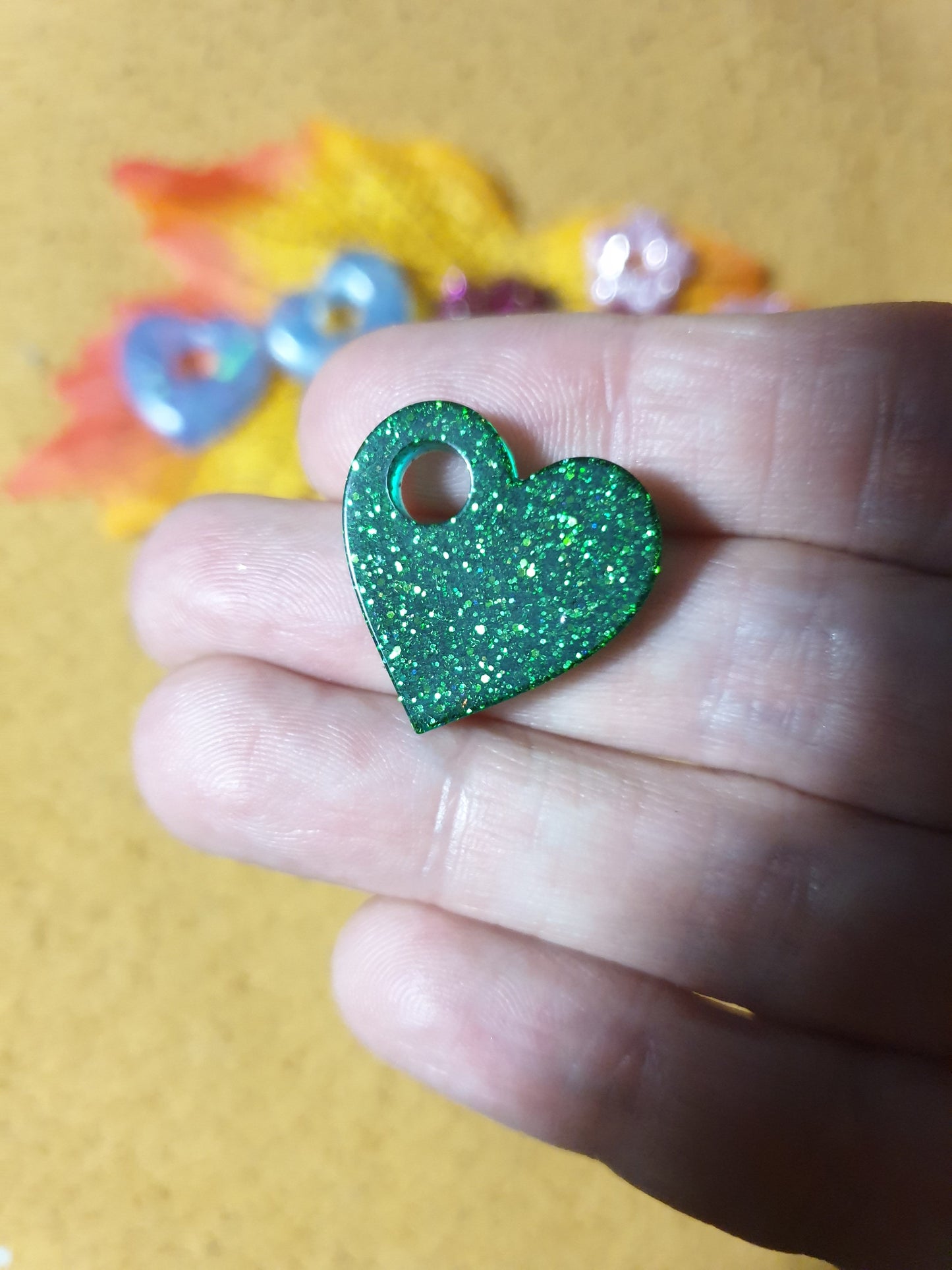 Coeur résine verte à paillettes
