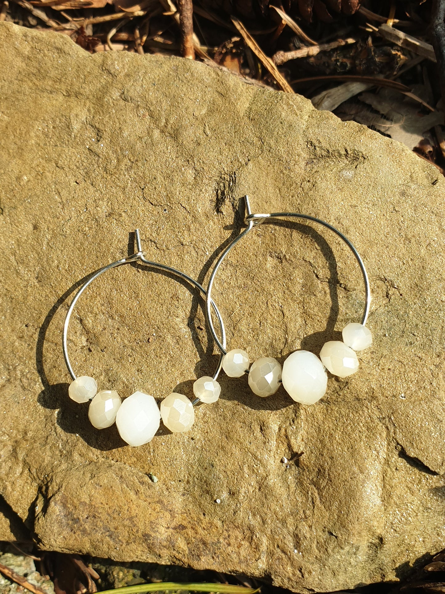 Boucles d'oreilles créoles blanches crème cristal