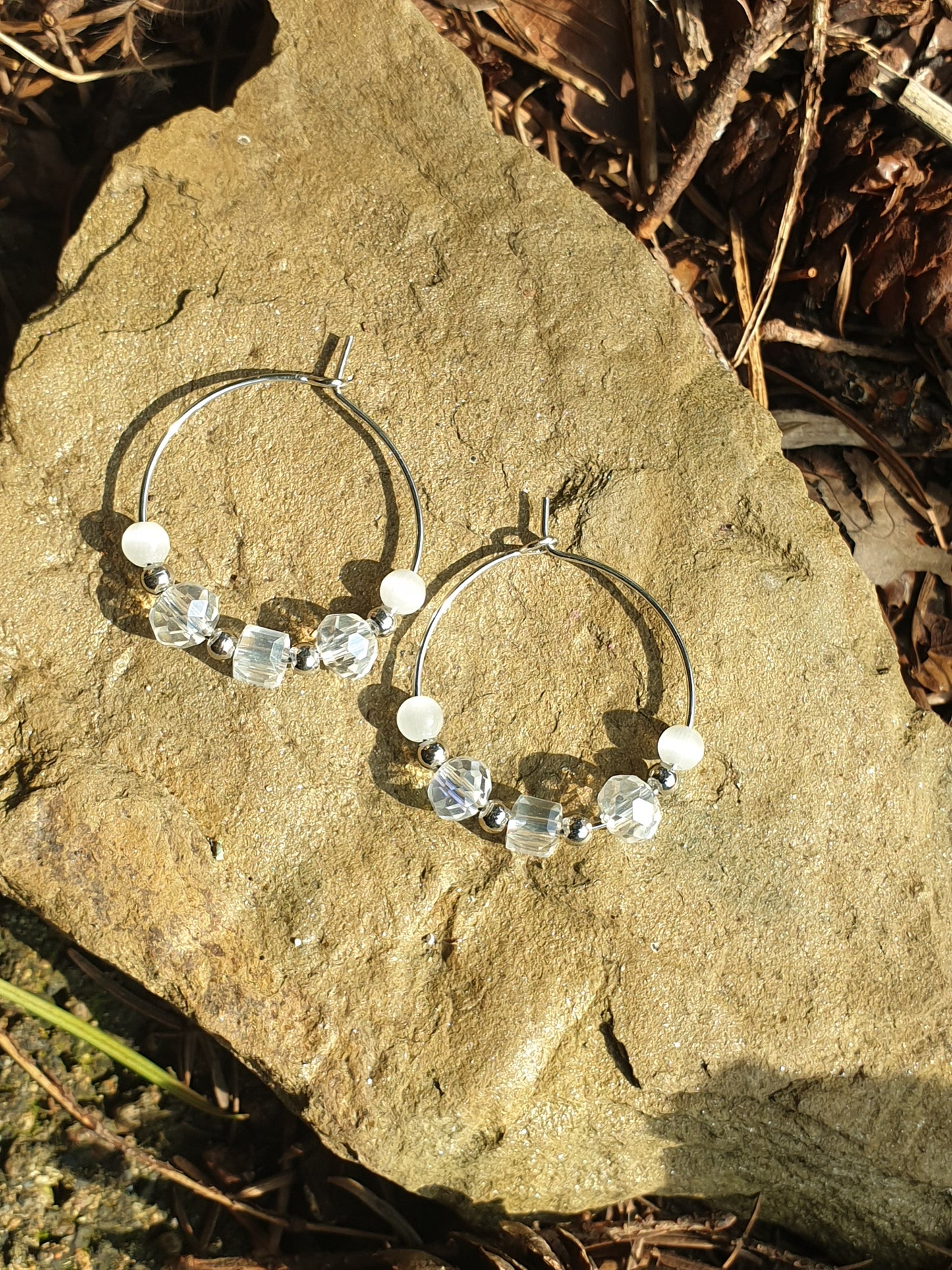Boucles d'oreilles, créoles, opales blanches et cristal, argenté