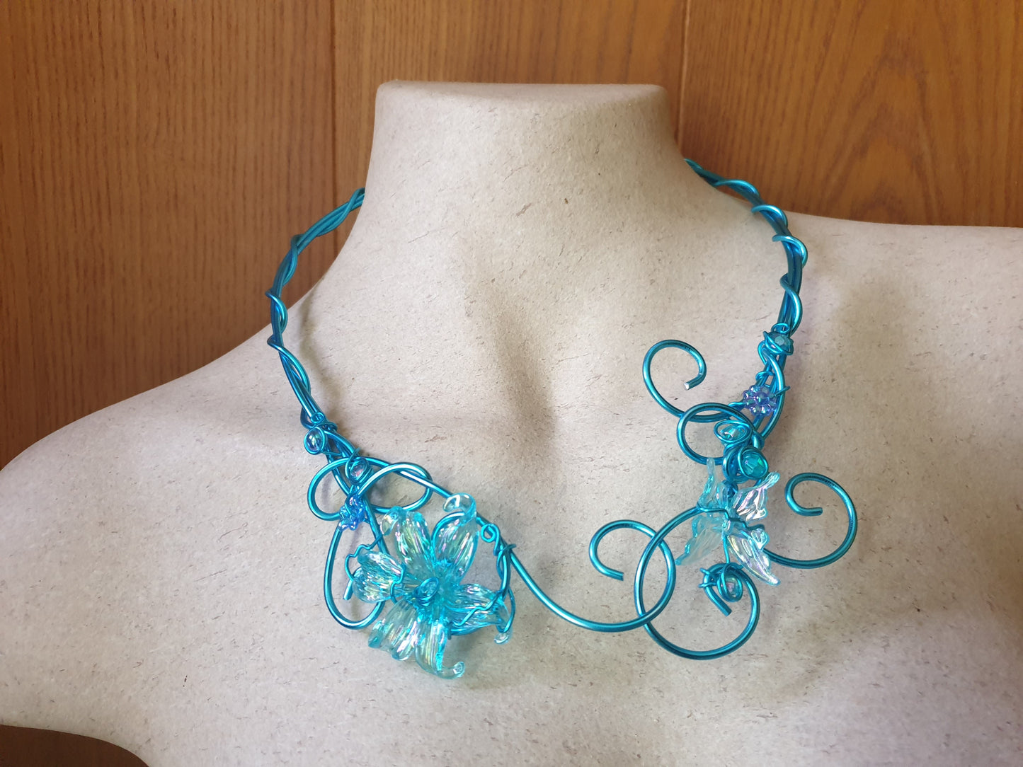 Collier Bleu Turquoise fleur et Papillon