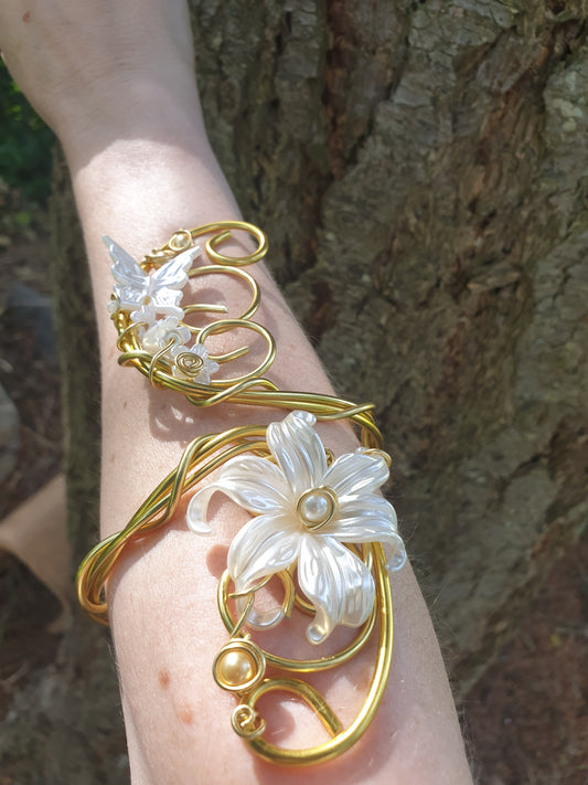 Bracelet de Bras UNIQUE doré fleur et papillon Nacré