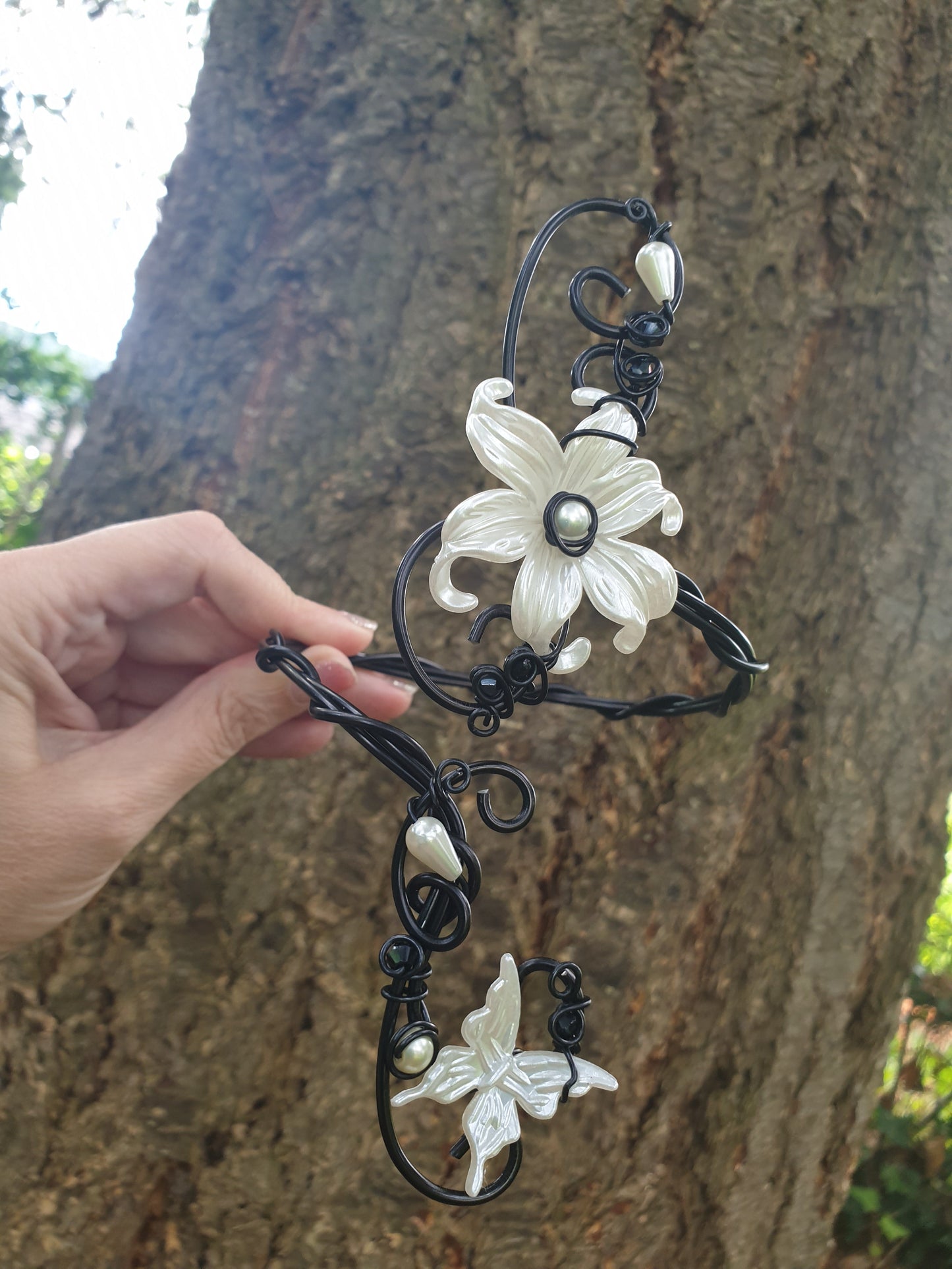Bracelet de Bras noir et Blanc nacré, fleur et Papillon perles nacrées gouttes