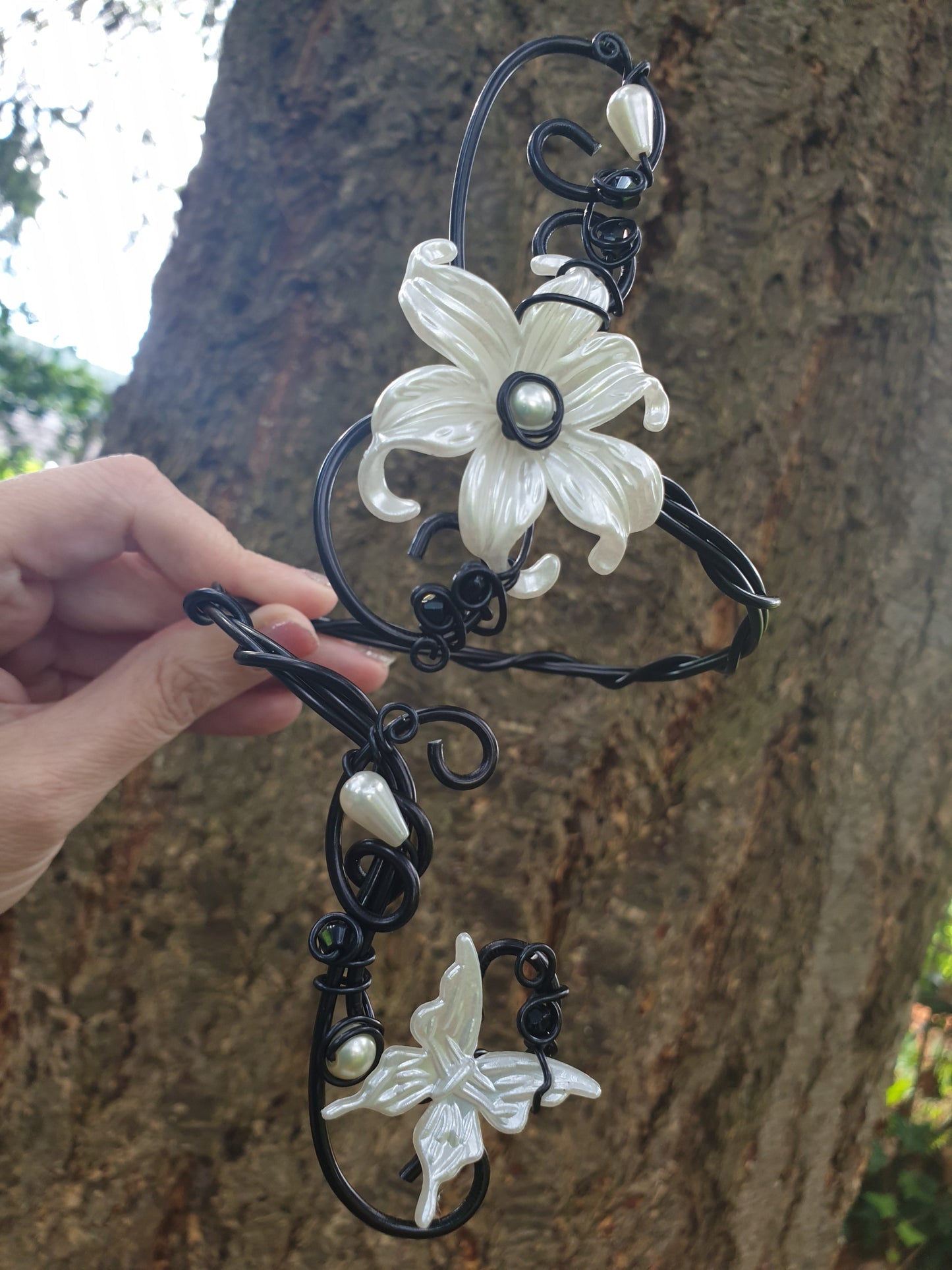 Bracelet de Bras noir et Blanc nacré, fleur et Papillon perles nacrées gouttes