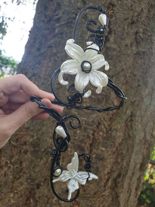 Bracelet de Bras noir et Blanc nacré, fleur et Papillon perles nacrées gouttes